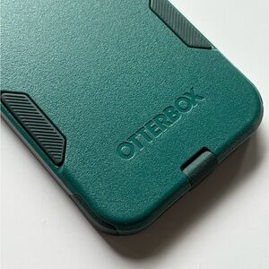 OtterBox Commuter Green iPhone 16 Protective Case